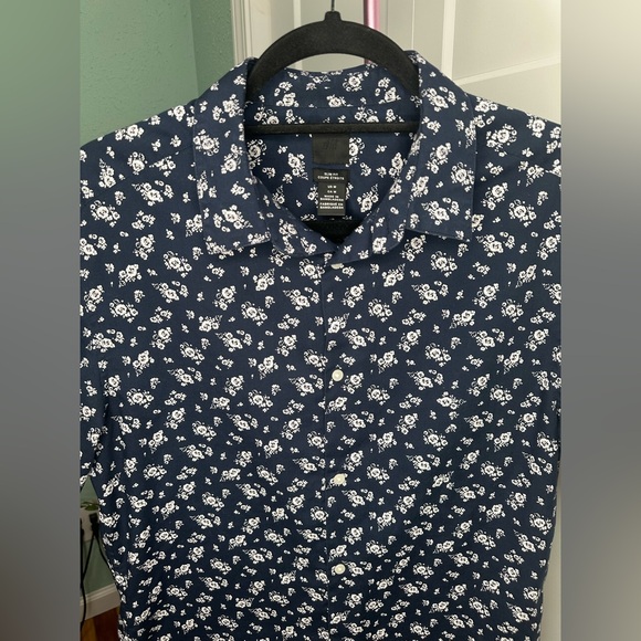 H&M Other - H&M slim fit mens medium blue/white floral button down short sleeve EUC